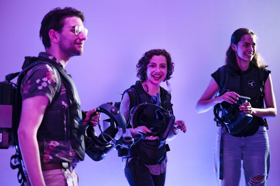Virtual Reality Escape Room for 2
